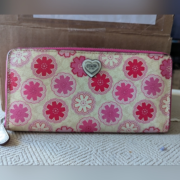 Coach Handbags - Coach F50672 Floral Clutch Wallet